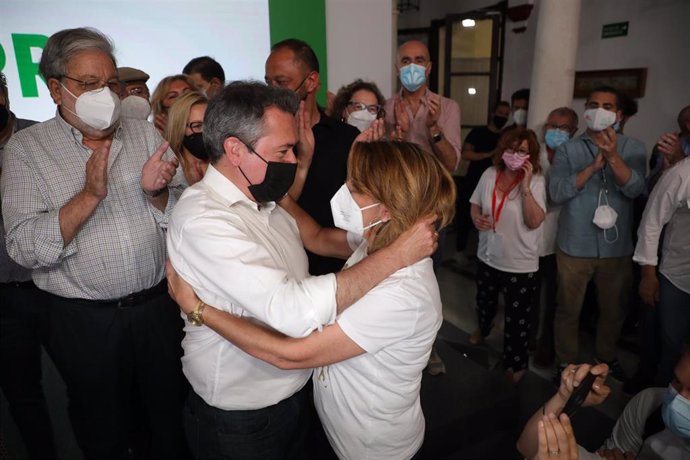 El alcalde de Sevilla, Juan Espadas y , la secretaria general del PSOE-A, Susana Días se saludan   a 13 de junio del 2021, en Sevilla. El alcalde de Sevilla, Juan Espadas, ha ganado las primarias celebradas este domingo por su partido para elegir al can