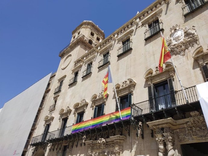 Archivo - Arxiu - Faana de l'Ajuntament d'Alacant amb la bandera arcoiris.