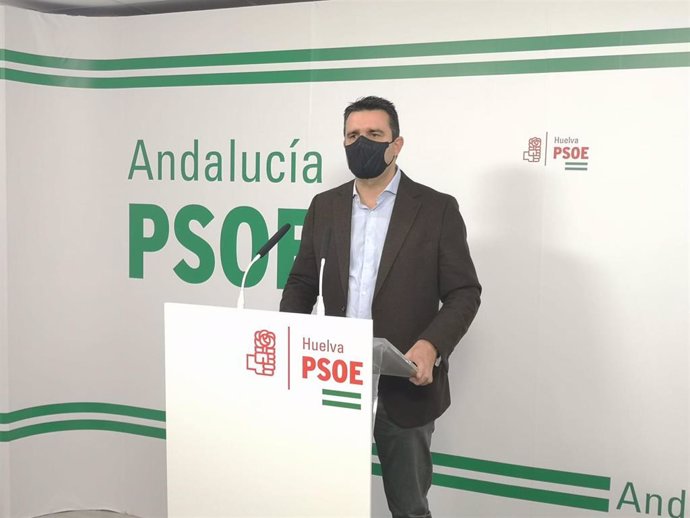 Archivo - El senador por el PSOE en la provincia onubense Amaro Huelva, en rueda de prensa.