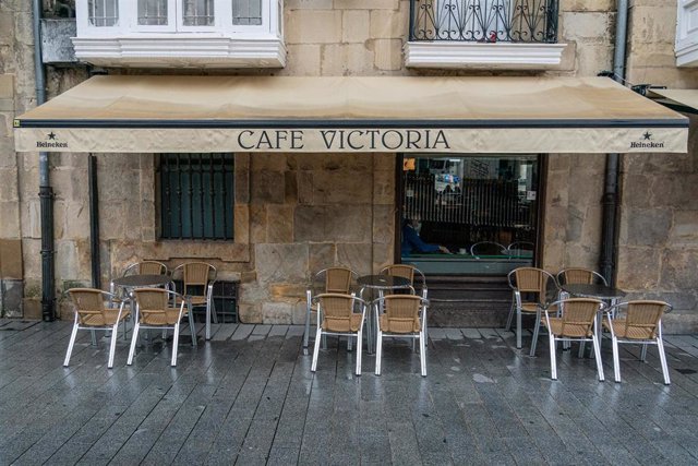 Archivo - Terraza abierta de una cafetería 