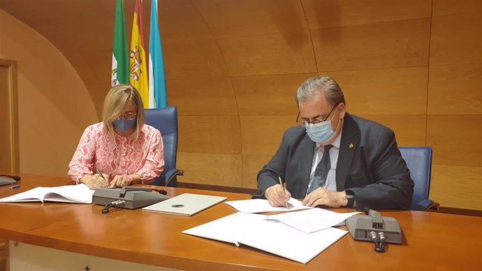 El subdelegado del Gobierno y la alcaldesa de Fuengirola firman el protocolo de adhesión al sistema VioGen