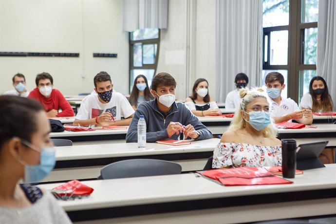 Archivo - Grupo de mentores/as en una de las sesiones celebradas al inicio de curso.