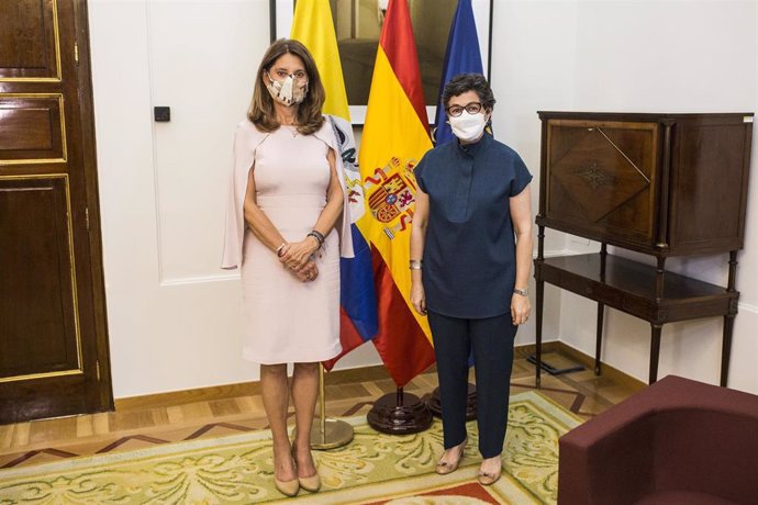 La ministra de Asuntos Exteriores, Arancha González Laya (d), posa en una fotografía con la vicepresidenta y ministra de Relaciones Exteriores de la República de Colombia, Marta Lucía Ramírez, a 15 de junio de 2021, Madrid (España).