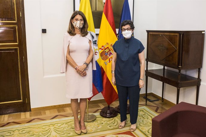 La ministra de Asuntos Exteriores, Unión Europea y Cooperación, Arancha González Laya (d), posa en una fotografía con la vicepresidenta y ministra de Relaciones Exteriores de la República de Colombia, Marta Lucía Ramírez, a 15 de junio de 2021, Madrid (