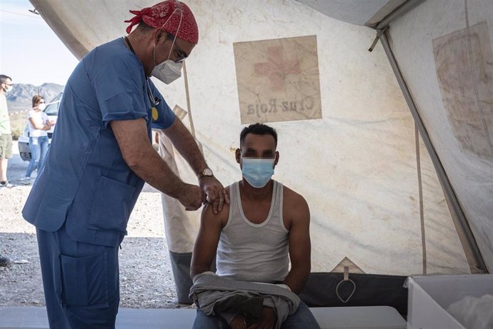 Un jornalero recibe la vacuna contra el Covid-19, en un dispositivo a cargo de Cáritas y Cruz Roja, en un asentamiento de Níjar, a 10 de junio de 2021, en Níjar, Almería, Andalucía (España). Este miércoles ha comenzado la vacunación de jornaleros en ase