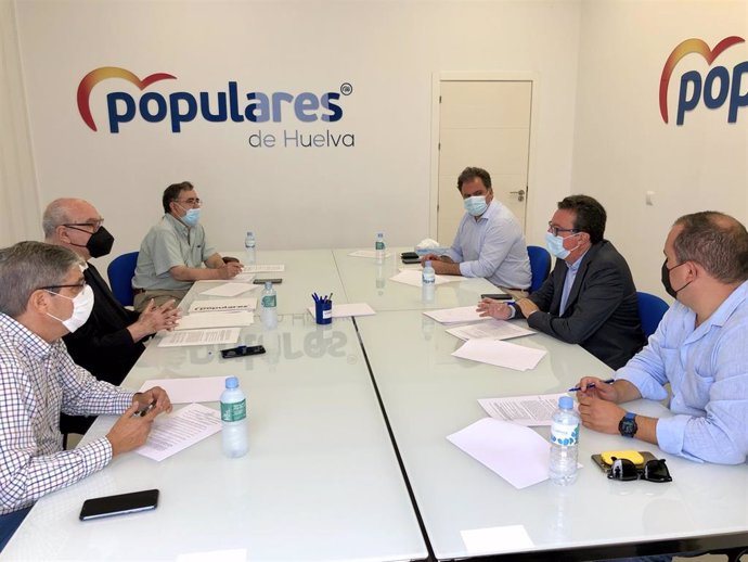 Reunión entre el Partido Popular de Huelva y la Asociación de Comunidades de Regantes de la Provincia de Huelva (Corehu).