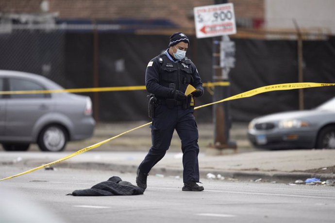Archivo - 14 March 2021, US, Chicago: AChicago police officer works at the scene of a mass shooting in Chicago. at least 15 people were shot, two of them fatally, after a mass shooting at a party on Chicago's South Side early Sunday. Photo: Erin Hooley