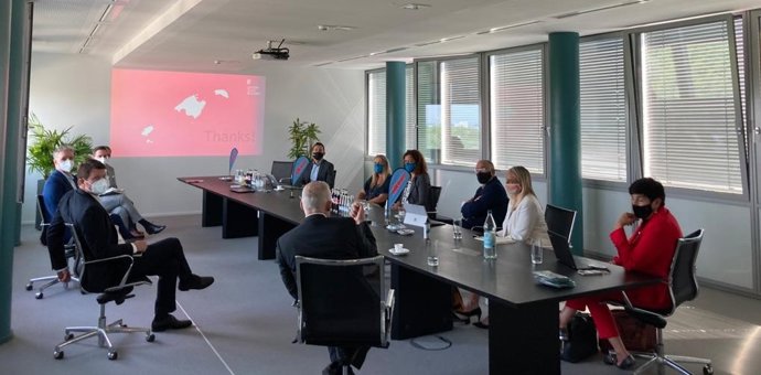 Reunión de la presidenta del Consell de Mallorca, Catalina Cladera, junto a una representación del sector turístico, con el operador alemán Alltours.