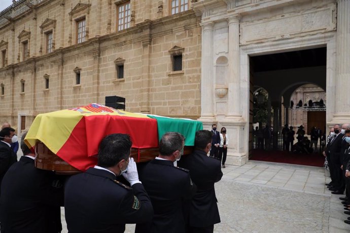 Políticos y ciudadanía acuden a dar el último adiós a Manuel Clavero en la capilla ardientes instalada en el Parlamento