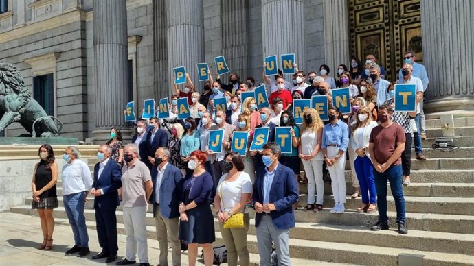Mazón participa, frente al Congreso de los Diputados, en la concentración convocada por la plataforma Per un finanament just