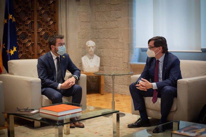 El president de la Generalitat, Pere Aragons, en una reunió amb el líder del PSC al Parlament, Salvador Illa.