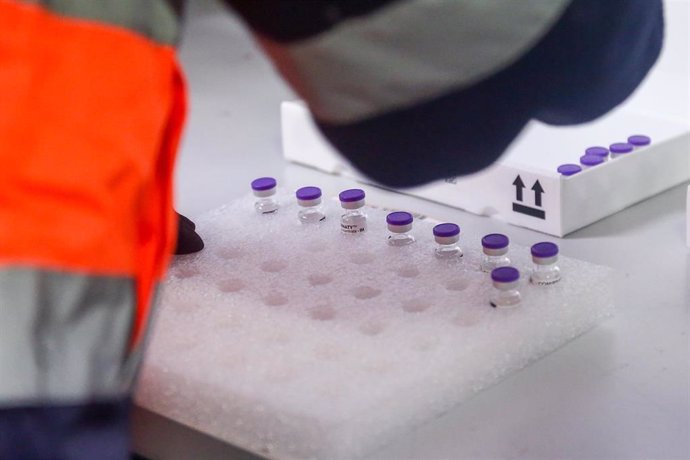 Una trabajadora coloca varias vacunas en las instalaciones del Centro Logista Pharma, a 10 de junio de 2021, en Leganés, Madrid, (España). En este recinto se almacenan y distribuyen las dosis de las vacunas frente al Covid-19 que se administran en la re