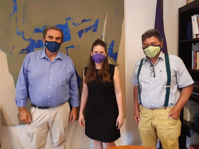 (I-D) El Director Insular De Medio Ambiente José Manchado; La Vicepresidenta Del Consell Y Consellera Insular De Sostenibilidad Y Medio Ambiente, Aurora Ribot, Y El Presidente De La Denominación De Origen 'Oli De Mallorca', Joan Mayol.