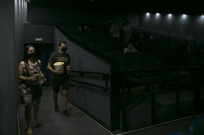 Archivo - Una pareja entra en una sala de cine durante el primer fin de semana con estrenos en las pantallas tras la supresión del Estado de Alarma. En Nervión Plaza, (Sevilla, Andalucía, España), a 26 de junio de 2020.