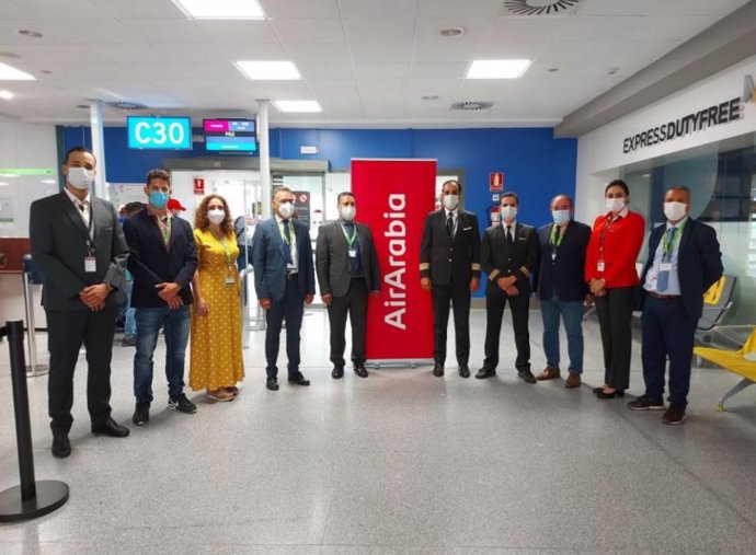 El director y la responsable comercial del aeropuerto, junto a la tripulación del primer vuelo, el cónsul de Marruecos en Algeciras, el director de la Oficina de Turismo de Marruecos en Andalucía y el responsable de Mundimaroc.
