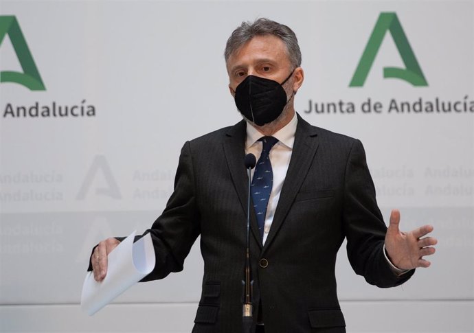 El portavoz del grupo parlamentario del PSOE-A, José Fiscal, en rueda de prensa después de reunirse con el presidente de la Junta de Andalucía, Juanma Moreno, 15 de junio de 2021, en el Palacio de San Telmo de Sevilla, Andalucía, España