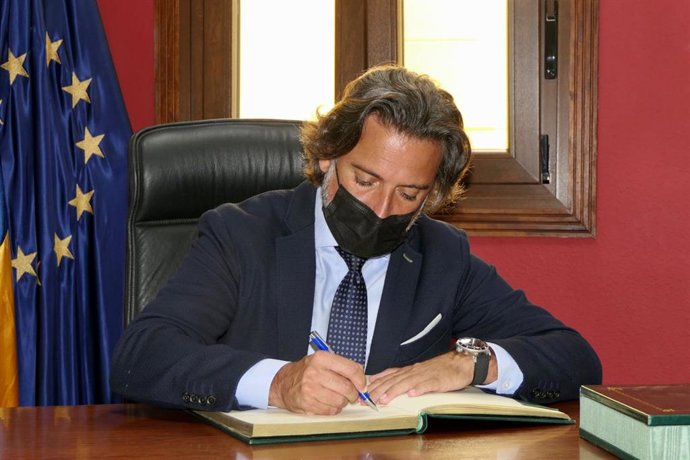 El presidente del Parlamento de Canarias, Gustavo Matos, firma en el LIbro de Honor del Cabildo de El Hierro