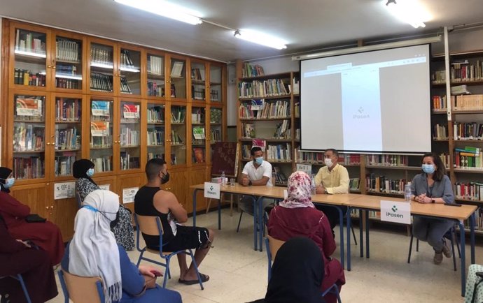 Reunión de Jiménez con los padres del CEIP El Puche, en Almería