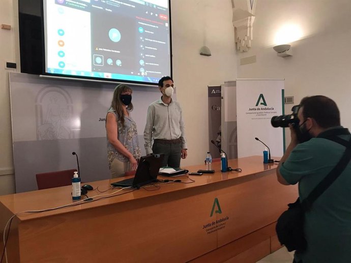 La asesora de programa del IAM, Lourdes Arroyo, y el delegado territorial de Igualdad, Políticas Sociales y Conciliación, Antonio López, presentan el Plan Estratégico para la Igualdad de Mujeres y Hombres para frenar brechas de género.