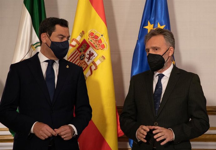 El presidente de la Junta, Juanma Moreno (i), se reúne con el portavoz del grupo parlamentario del PSOE-A, José Fiscal (d), antes de reunirse, con el presidente del Gobierno, Pedro Sánchez, a 15 de junio de 2021, en el Palacio de San Telmo de Sevilla, A