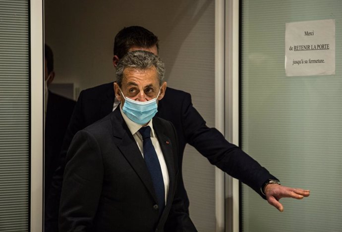 Archivo - 01 March 2021, France, Paris: Former French President Nicolas Sarkozy (L)is pictured at the court during the hearing of the final verdict in his corruption trial. Sarkozy has been sentenced to three years on charges of bribery and influence p