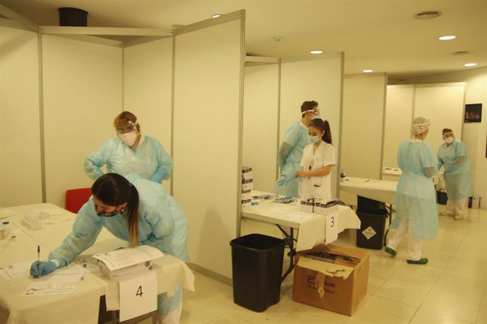 Archivo - Trabajadores sanitarios desplegados en el Centro Cultural Tomás y Valiente donde durante la jornada de hoy realizan test de antígenos a los vecinos de Fuenlabrada.