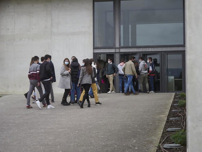 Archivo - Varios alumnos entran a las aulas 