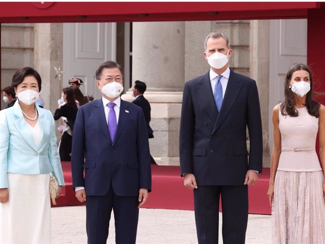 Los Reyes Felipe y Letizia reciben al presidente de Corea y su mujer