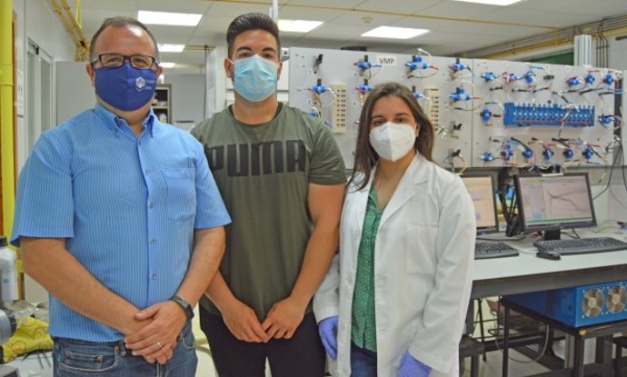 Los responsables de la investigación: el profesor Gregorio Ortiz; el becario FPU Saúl Rubio, y la alumna Rafaela Ariza.