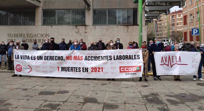 Archivo - Concentración de los sindicatos por el primer fallecido en accidente laboral en la provincia cordobesa en 2021, el pasado febrero.