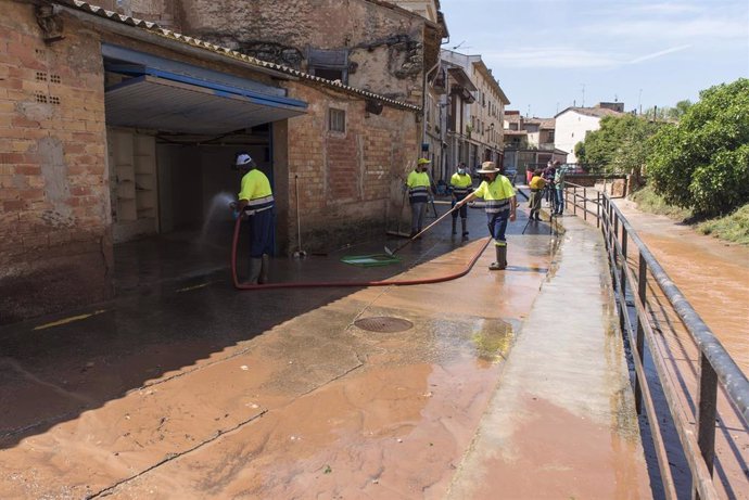Trabajadores de limpieza utilizan mangueras durante los trabajos de acondicionamiento de Fuenmayor tras la fuerte tormenta sufrida en la localidad ayer, a 15 de junio de 2021, en Fuenmayor, La Rioja (España). El Ayuntamiento de Fuenmayor declarará esta 