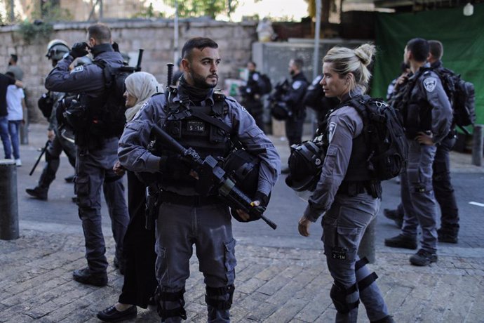 15 June 2021, Israel, Jerusalem: Israeli security forces take position during clashes near the Damascus Gate of the Old City of Jerusalem, ahead of a controversial Flag March, organized by Israeli right-wing nationalists. Photo: Ilia Yefimovich/dpa