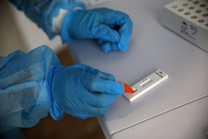 Un sanitari prepara un test d'antígens 