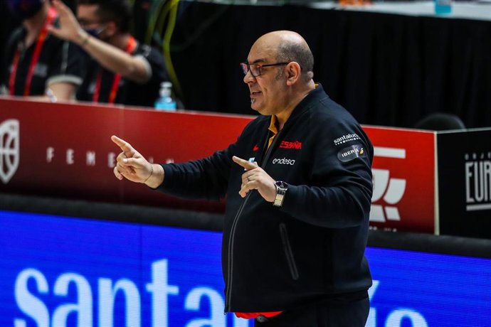 Lucas Mondelo da instrucciones durante un partido de la selección femenina de baloncesto de cara al Eurobasket de Valencia de 2021