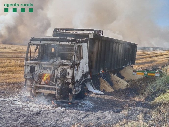 Arde un camión y 10 hectáreas de cereal en Alcarrs (Lleida)