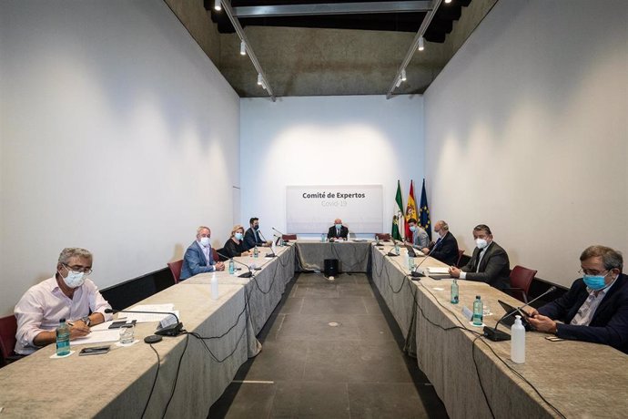 Reunión del comité de expertos Covid-19 de la Junta de Andalucía presidido por el consejero de Salud y Familias, Jesús Aguirre.