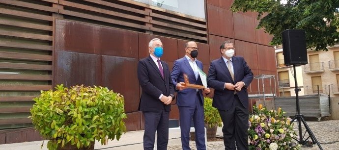 El consejero Felipe Faci, y el obispo de la Diócesis de Barbastro-Monzón, han recibido el premio Magister Extraordinario concedido por el sindicato FSIE por la recuperación de los bienes.