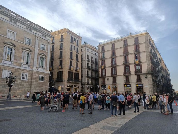 Unas 200 personas protestan en la plaza Sant Jaume de Barcelona por la visita del rey este miércoles.