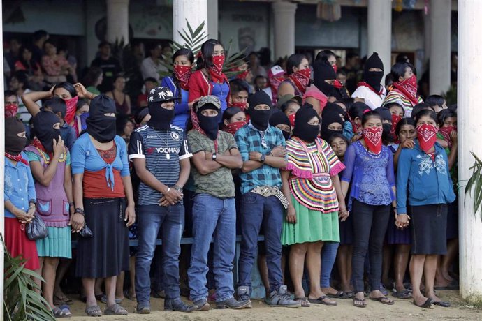 Un grupo de personas conmemora el 26 aniversario de la creación del Ejército Zapatista de Liberación Nacional (EZLN).