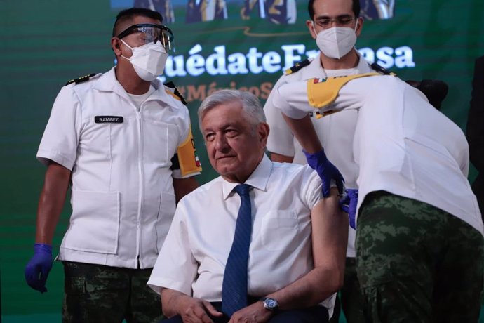 Archivo - Andrés Manuel López Obrador recibe una dosis de la vacuna de AstraZeneca.