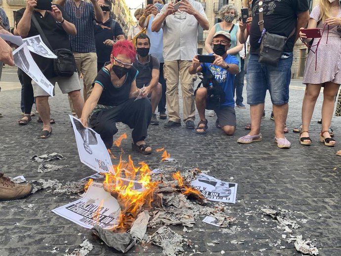 Queman fotos del Rey en municipios catalanes antes de su visita a Barcelona