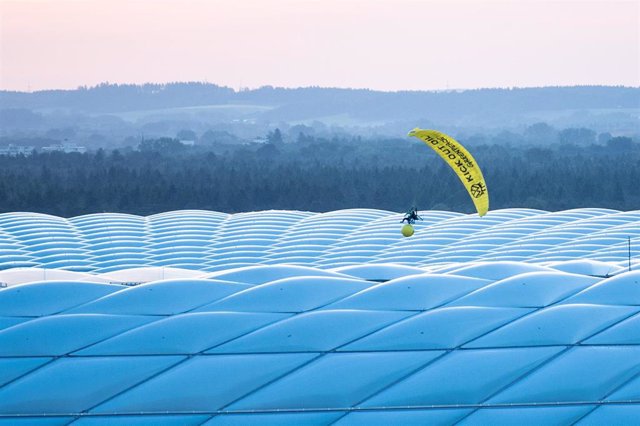 Un activista de Greenpeace vuela en paracaídas sobre el Allianz Arena y consigue aterrizar en el césped