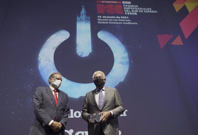 Juan Iturri entrega el Premio PEC a Felipe González