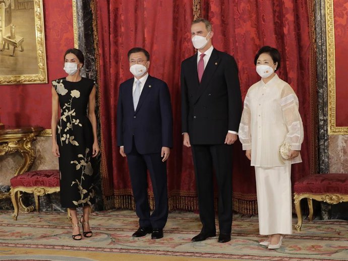 LOS REYES FELIPE Y LETIZIA EN LA CENA DE HONOR AL PRESIDENTE DE COREA Y SU MUJER