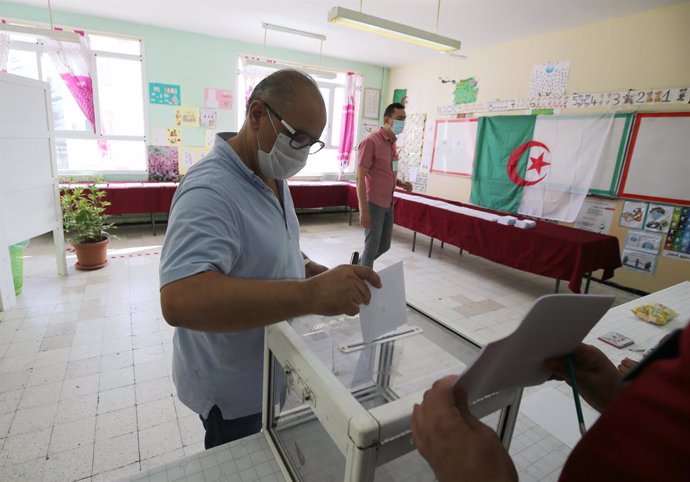 Un hombre acude a votar para las elecciones parlamentarias anticipadas de Argelia de 2021
