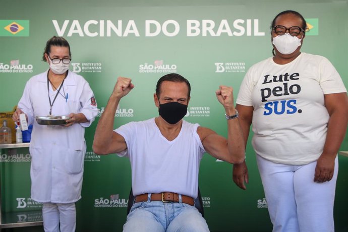 HANDOUT - 04 June 2021, Brazil, Sao Paulo: Governor of Sao Paulo Joao Doria (c), celebrates receiving the CoronaVac vaccine against Coronavirus. Photo: ---/Governo Sao Paulo/dpa - ATENCIÓN: Sólo para uso editorial y mencionando el crédito completo
