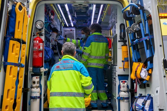 Archivo - Un grupo de sanitarios del SUMMA 112 en un día de servicio de la segunda ola del coronavirus, en Madrid (España), a 16 de noviembre de 2020. 