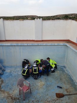 Servicios de emergencia rescatan y trasladan al hospital a un hombre gravemente herido al caer a una piscina vacía, en Cieza