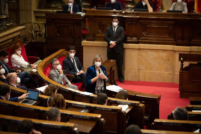 Archivo - La consejera de Salud de la Generalitat, Alba Vergés, interviene durante una sesión de control al Govern, a 13 de mayo de 2021, en el Parlament de Catalunya, Barcelona, Cataluña, (España). Durante el pleno, el Govern tendrá que enfrentarse a l