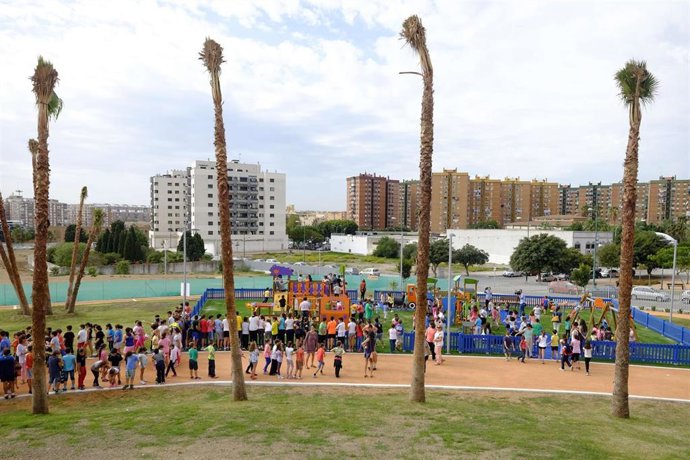 Archivo - Foto de archivo de la zona infantil en el parque del antiguo cementerio de San Rafael, donde se acometerá ahora la cuarta fase